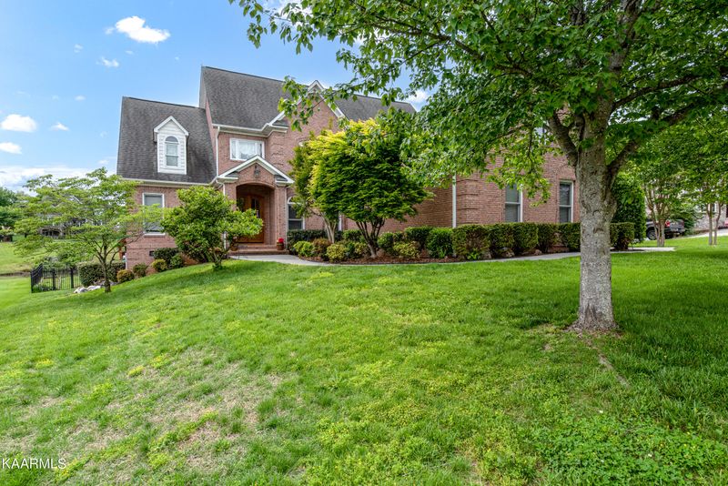 1715 Burnside Dr, Maryville, TN 37801