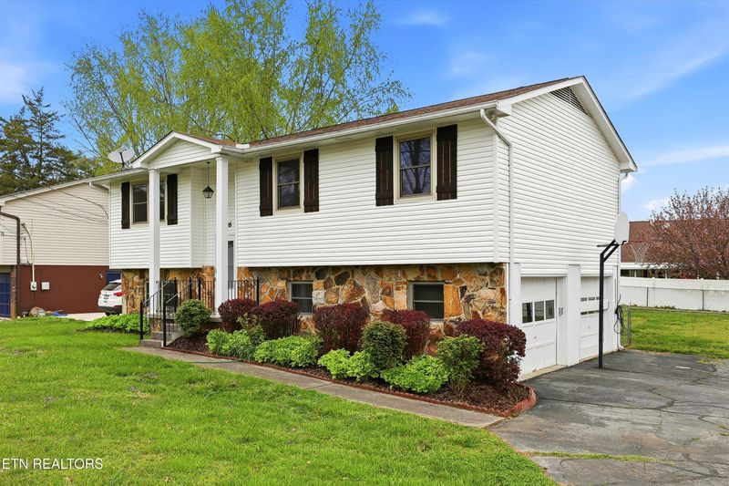 1716 Campfire Dr, Knoxville, TN 37931