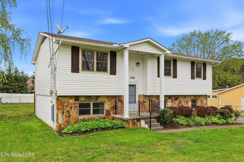 1716 Campfire Dr, Knoxville, TN 37931