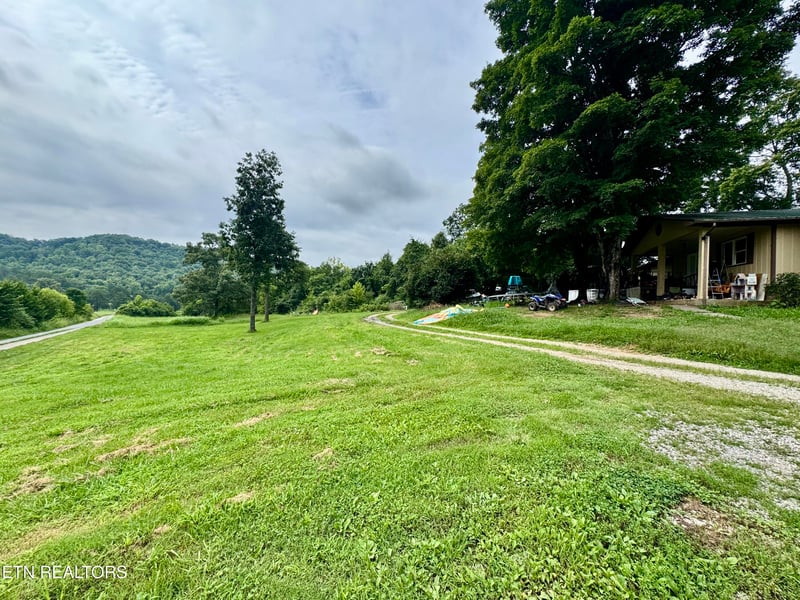 1717 W Raccoon Valley Dr, Heiskell, TN 37754