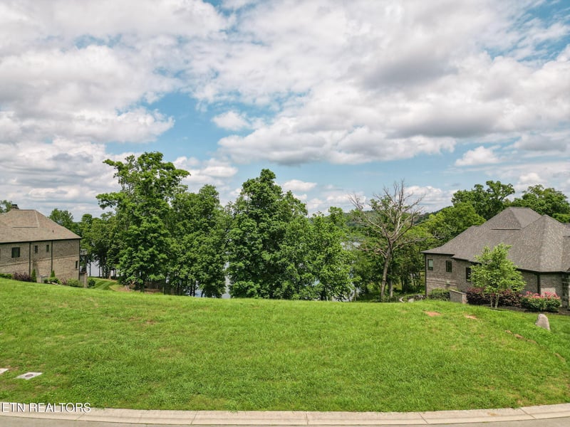 17188 Lighthouse Point Dr, Lenoir City, TN 37772