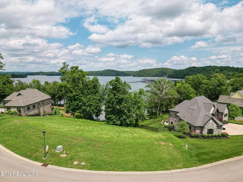 17188 Lighthouse Point Dr, Lenoir City, TN 37772