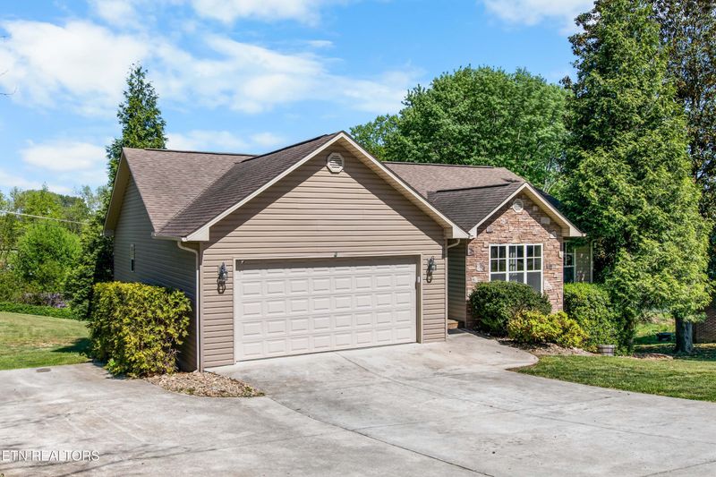 172 Mountain View Rd, Jacksboro, TN 37757