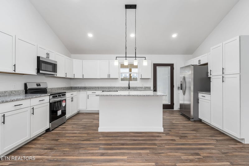 172 Sky View Meadow Dr, Crossville, TN 38555