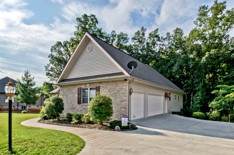 172 Tommotley Dr, Loudon, TN 37774