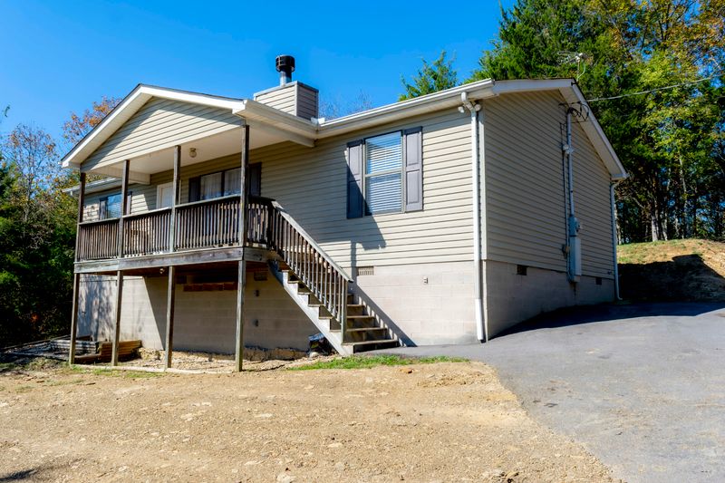 1720 Moon Ct, Sevierville, TN 37876