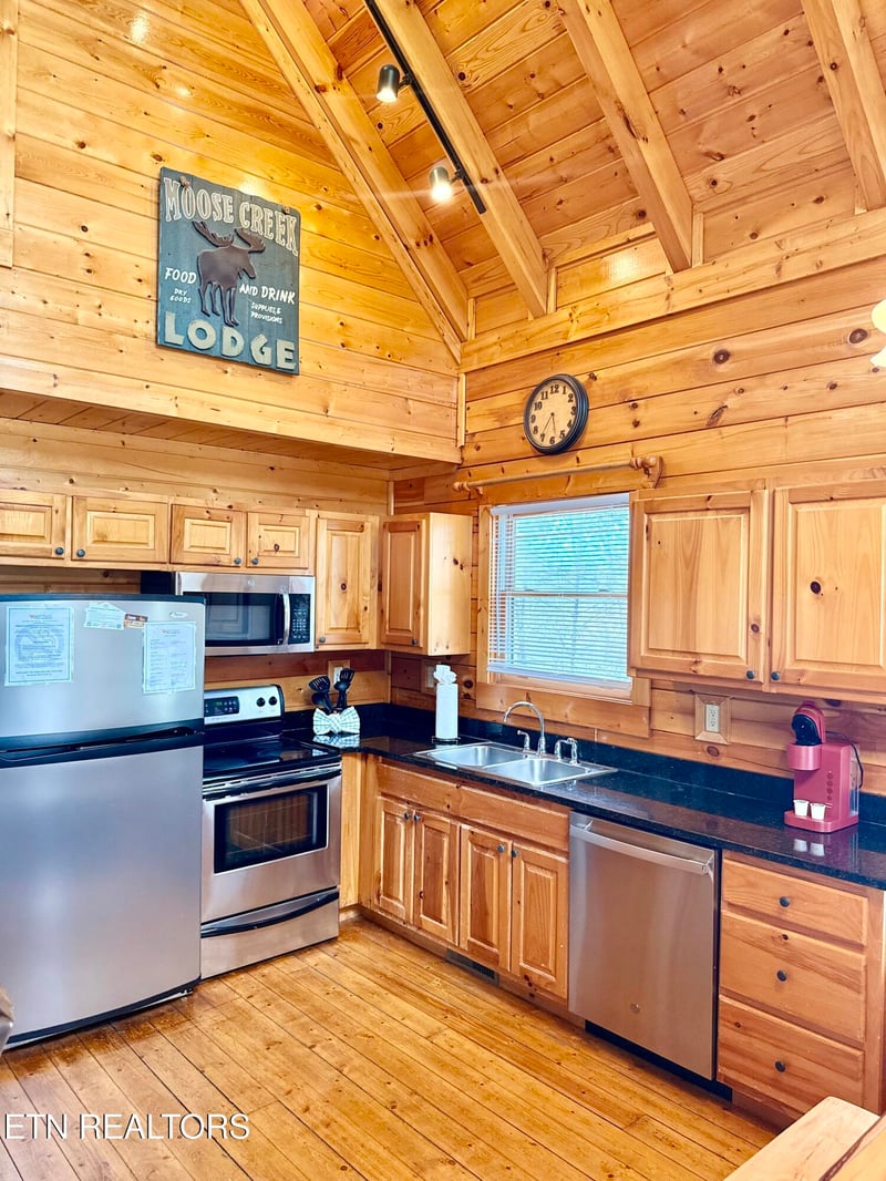 1724 Azalea Cir, Sevierville, TN 37876