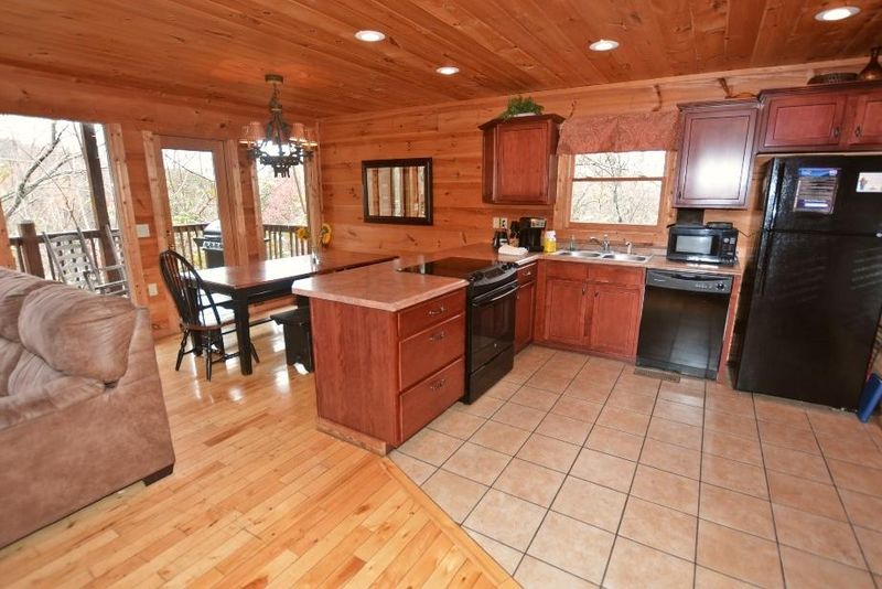 1724 Silver Poplar Ln, Sevierville, TN 37876