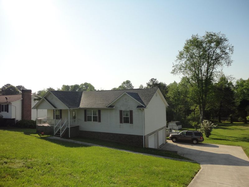 173 Hickory Ln, Jacksboro, TN 37757