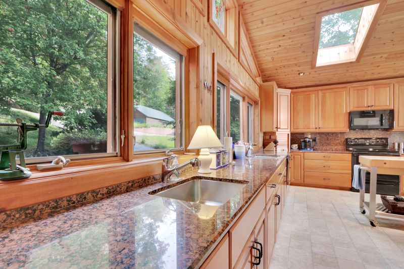 173 Pearl Pt, Sharps Chapel, TN 37866