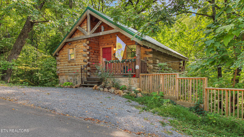 1732 Silver Poplar Ln, Sevierville, TN 37876