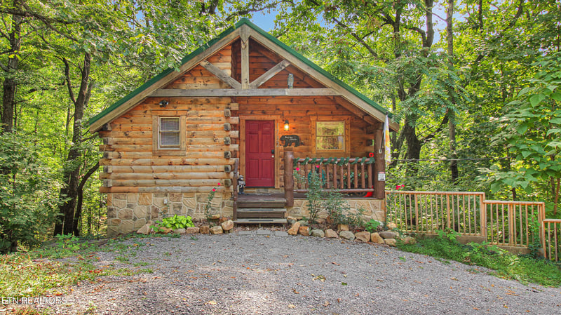 1732 Silver Poplar Ln, Sevierville, TN 37876