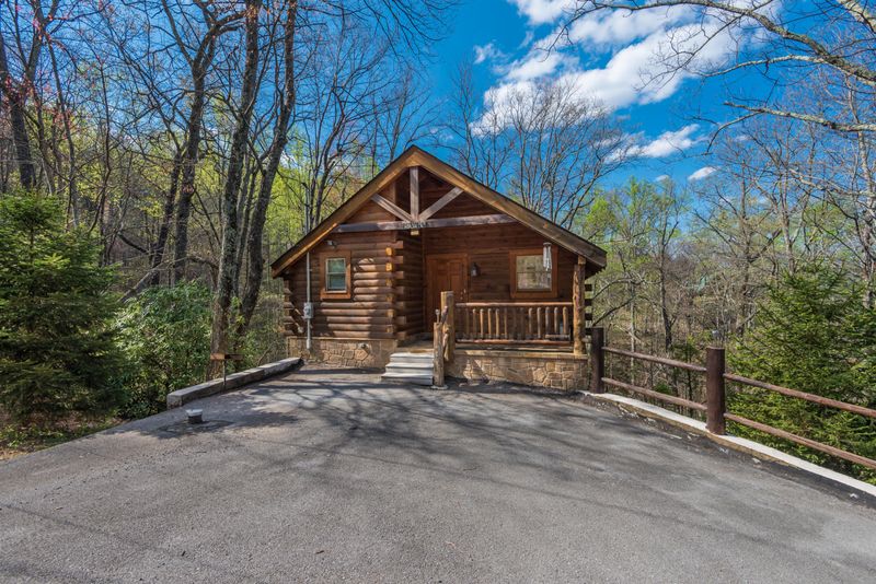 1736 Silver Poplar Ln, Sevierville, TN 37876