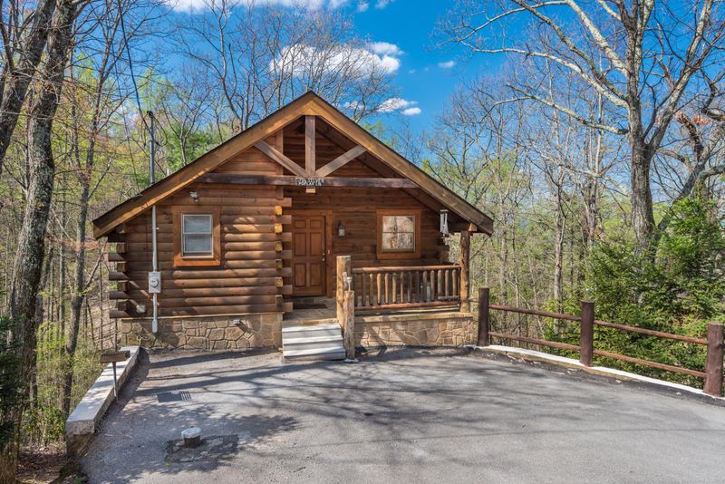 1736 Silver Poplar Ln, Sevierville, TN 37876