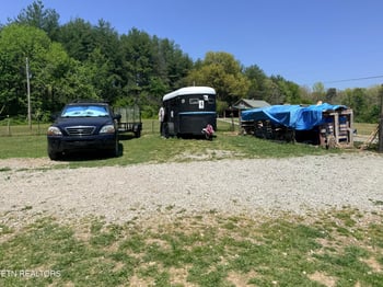 174 Claude Howard Rd, Deer Lodge, TN 37726