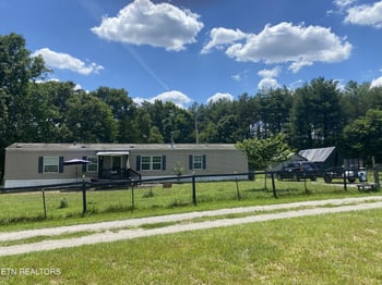 174 Claude Howard Rd, Deer Lodge, TN 37726