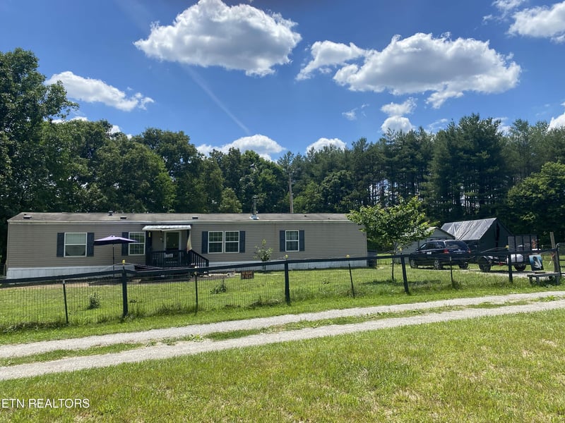174 Claude Howard Rd, Deer Lodge, TN 37726