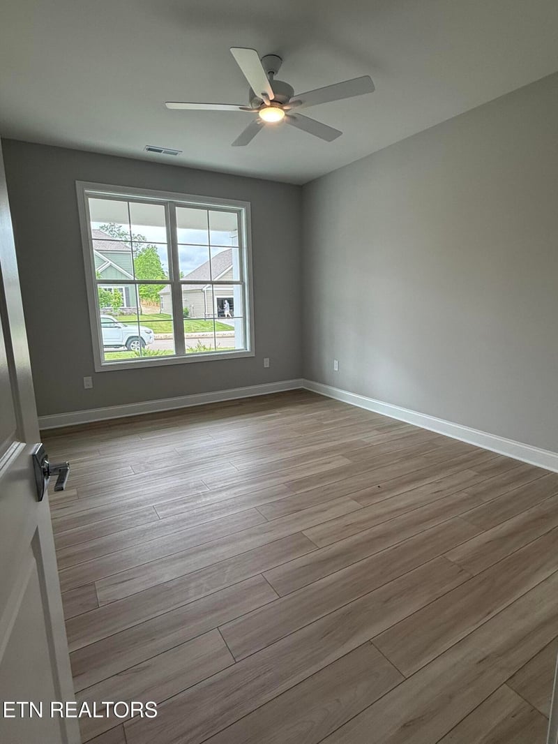 174 Honeysuckle Dr, Lenoir City, TN 37771