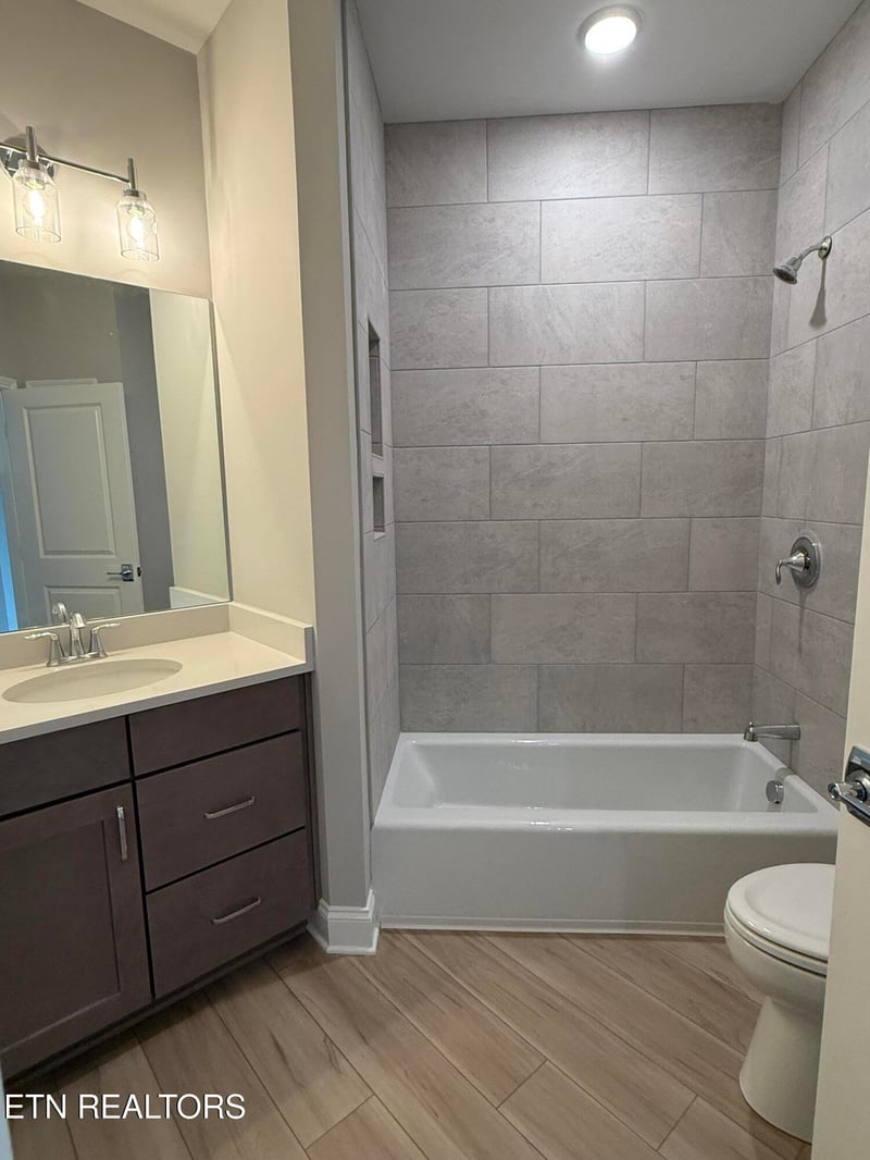 174 Honeysuckle Dr, Lenoir City, TN 37771