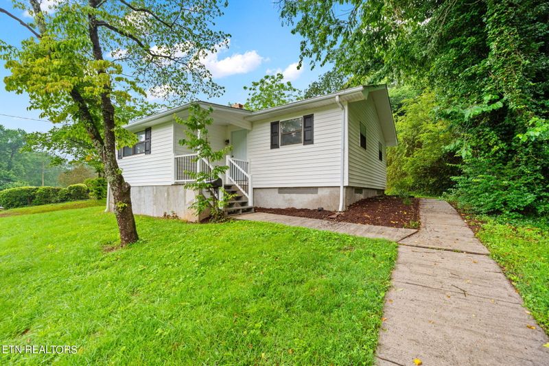 174 Outer Dr, Oak Ridge, TN 37830