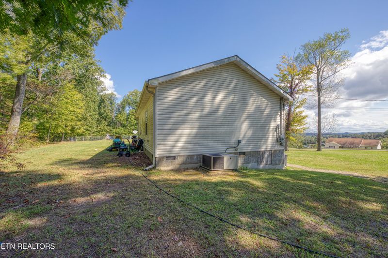 174 Volunteer Ln, Clinton, TN 37716