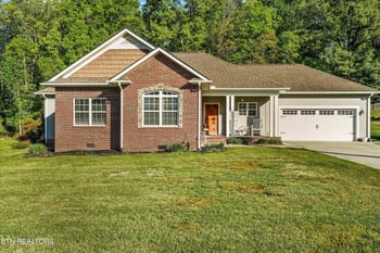 174 Zoe Cir, Jacksboro, TN 37757
