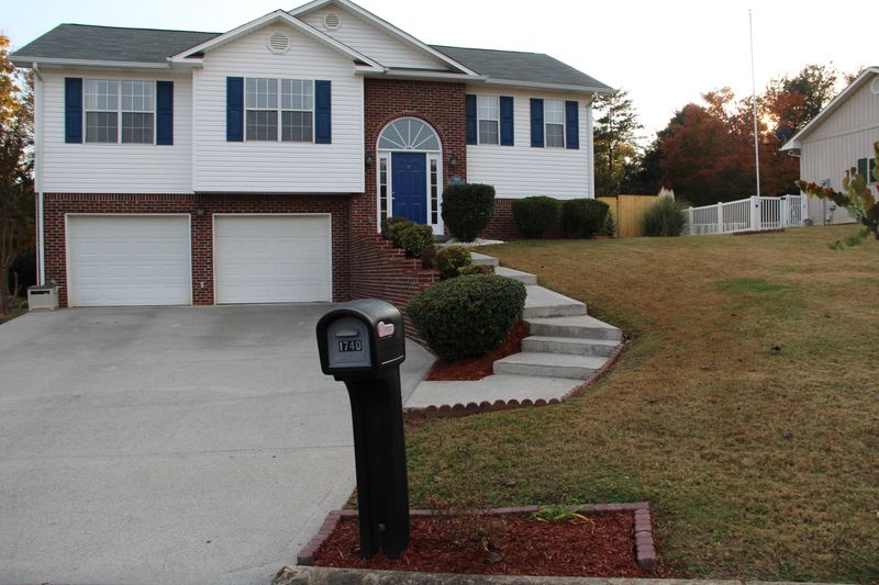 1740 Chesapeake Dr, Athens, TN 37303