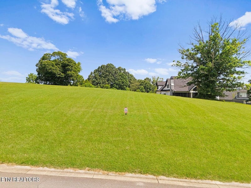 1740 Eagle Point Dr, Loudon, TN 37774