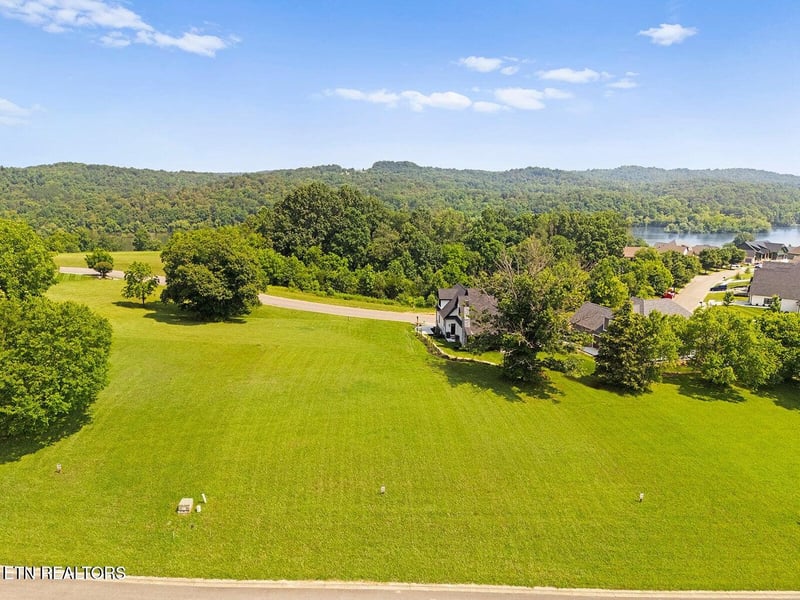 1740 Eagle Point Dr, Loudon, TN 37774