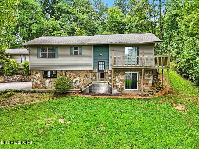 1740 Maplecrest Dr, Louisville, TN 37777