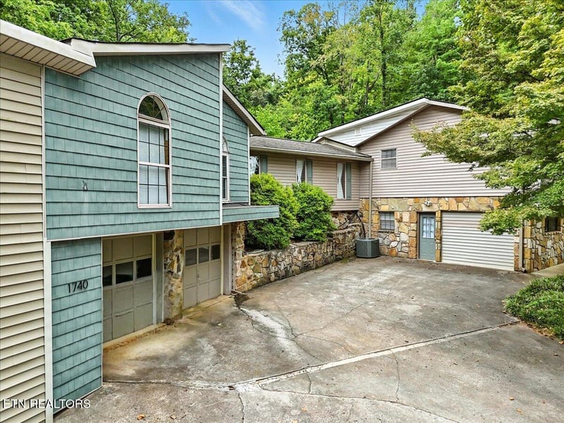 1740 Maplecrest Dr, Louisville, TN 37777