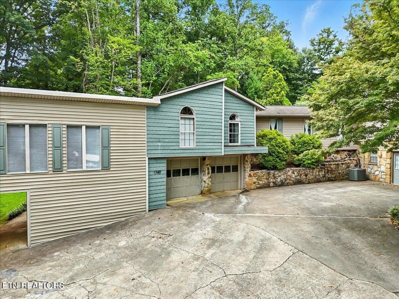 1740 Maplecrest Dr, Louisville, TN 37777