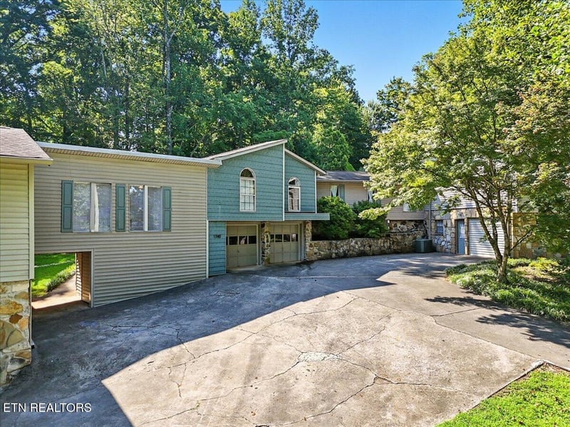 1740 Maplecrest Dr, Louisville, TN 37777