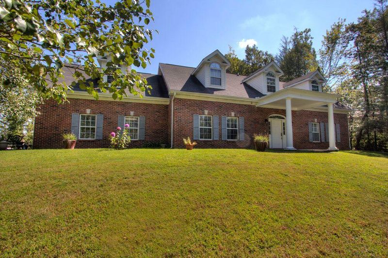 1742 Cardinal Dr, Gatlinburg, TN 37738