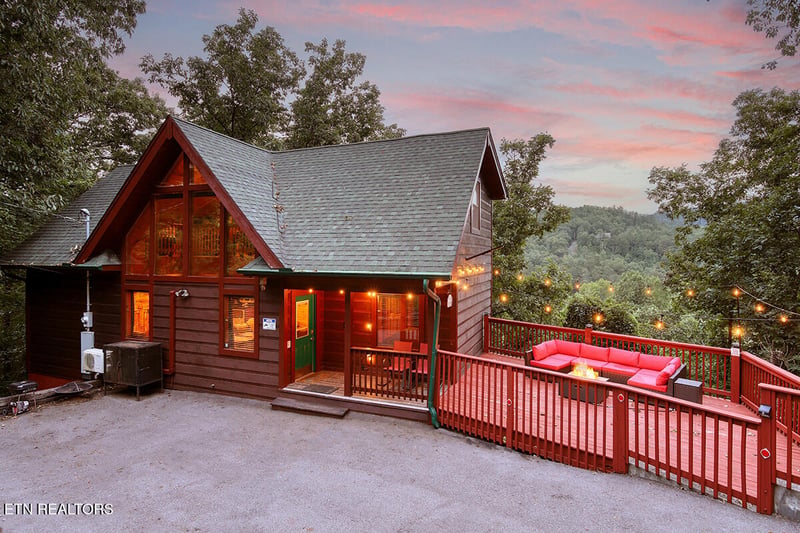 1742 Pulaski Ln, Sevierville, TN 37862