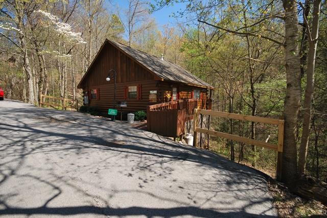 1744 Silver Poplar Ln, Pigeon Forge, TN 37876