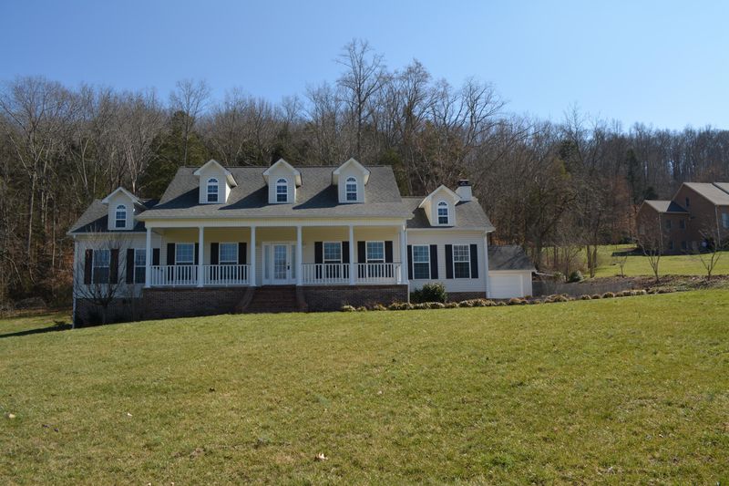 175 Columbus Dr, Lenoir City, TN 37771