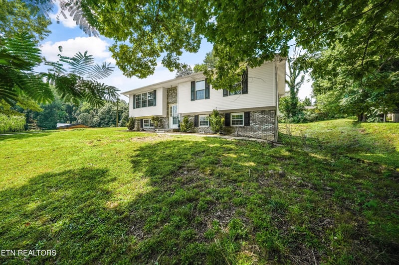 175 Henderson Ln, Jacksboro, TN 37757