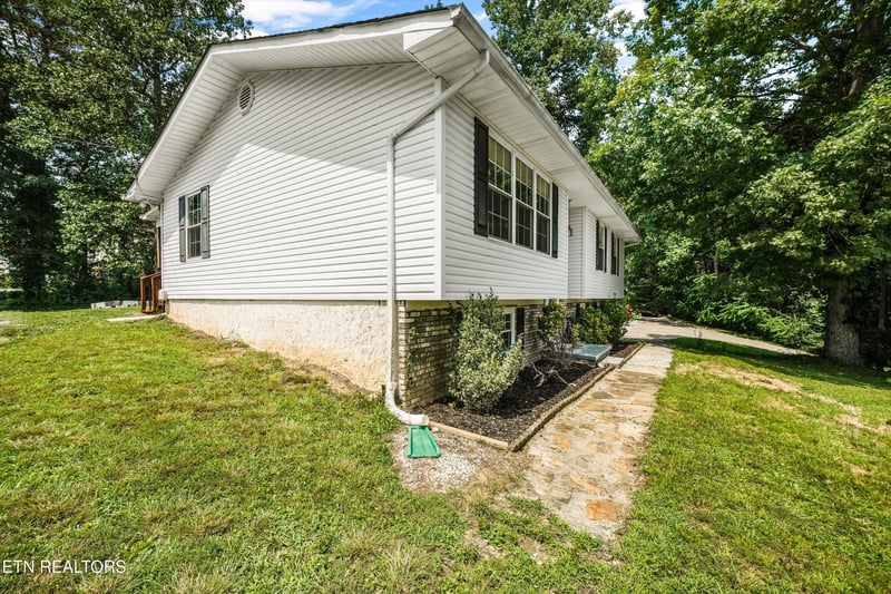 175 Henderson Ln, Jacksboro, TN 37757