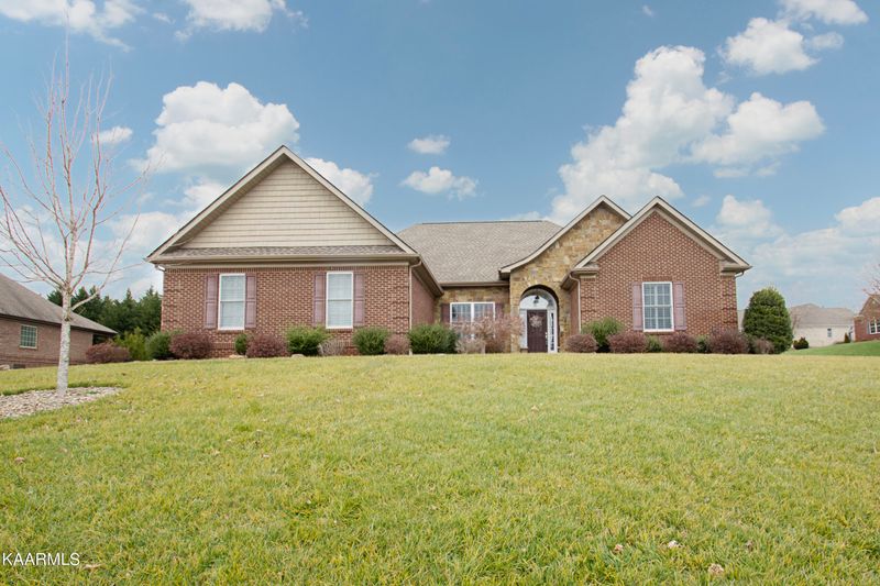 176 Cobblestone Dr, Lenoir City, TN 37772