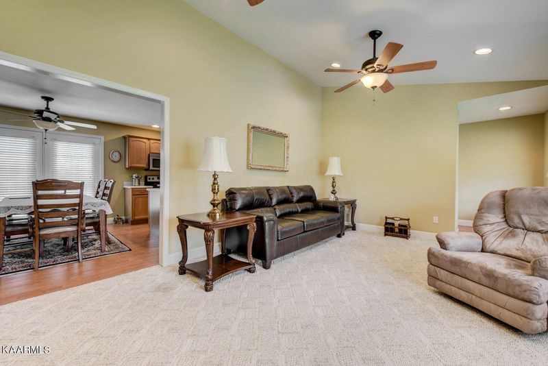176 Far View Cir, Jacksboro, TN 37757