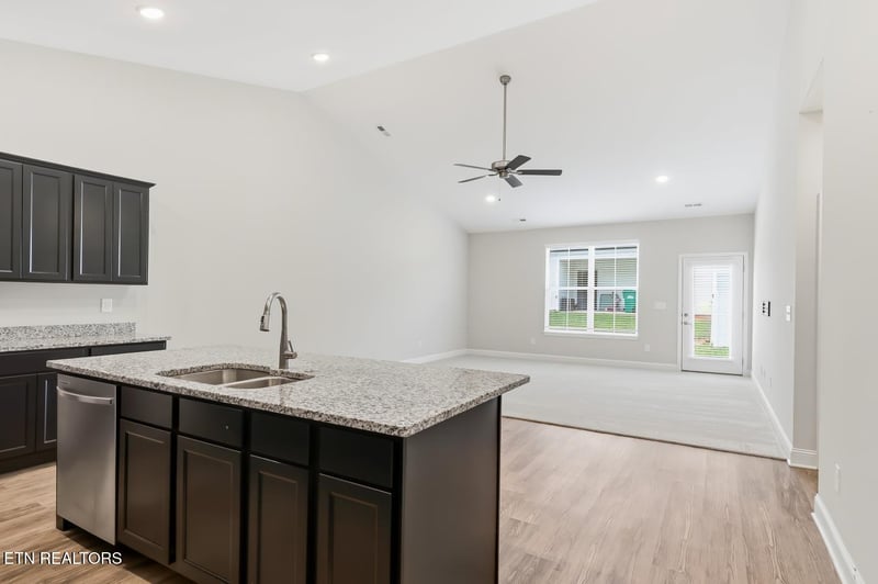 176 Gray Wolf Way, Lenoir City, TN 37771