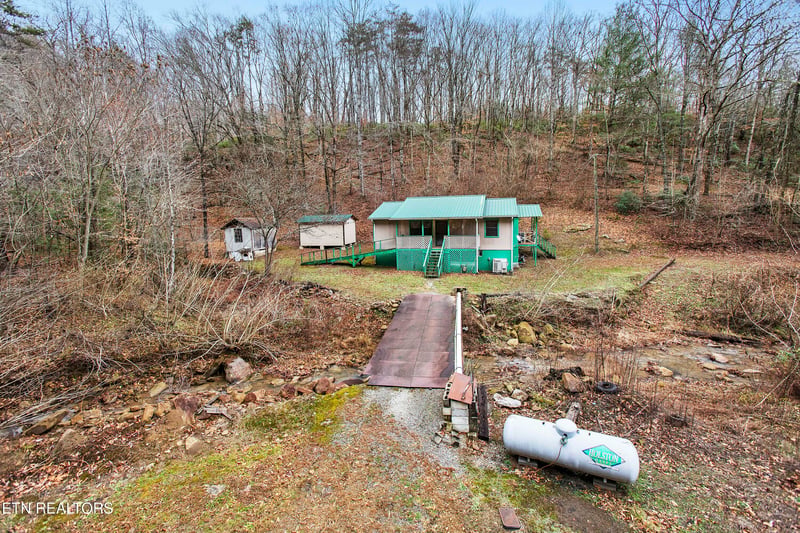 176 Pearly Ward Ln, Caryville, TN 37714
