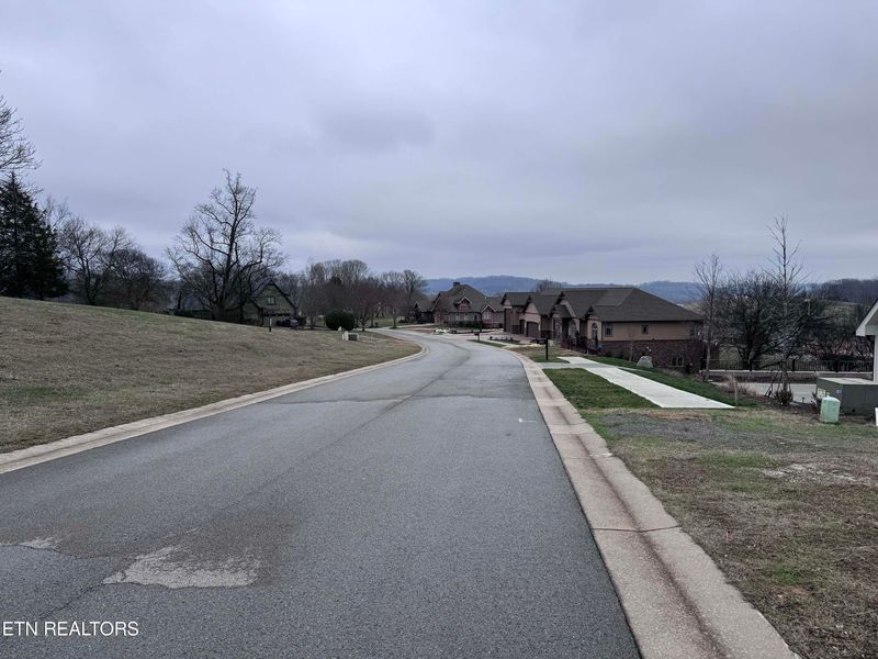 1765 Eagle Point Dr, Loudon, TN 37774