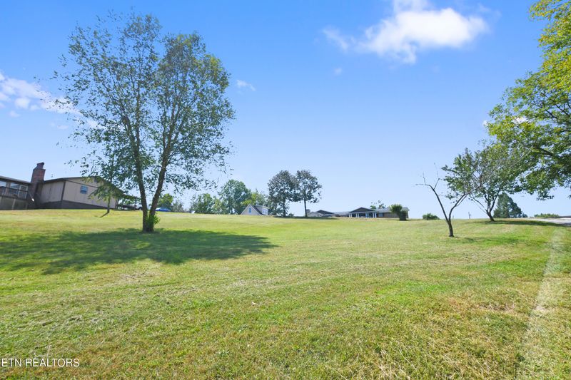 177 E Crestview Dr, Lafollette, TN 37766