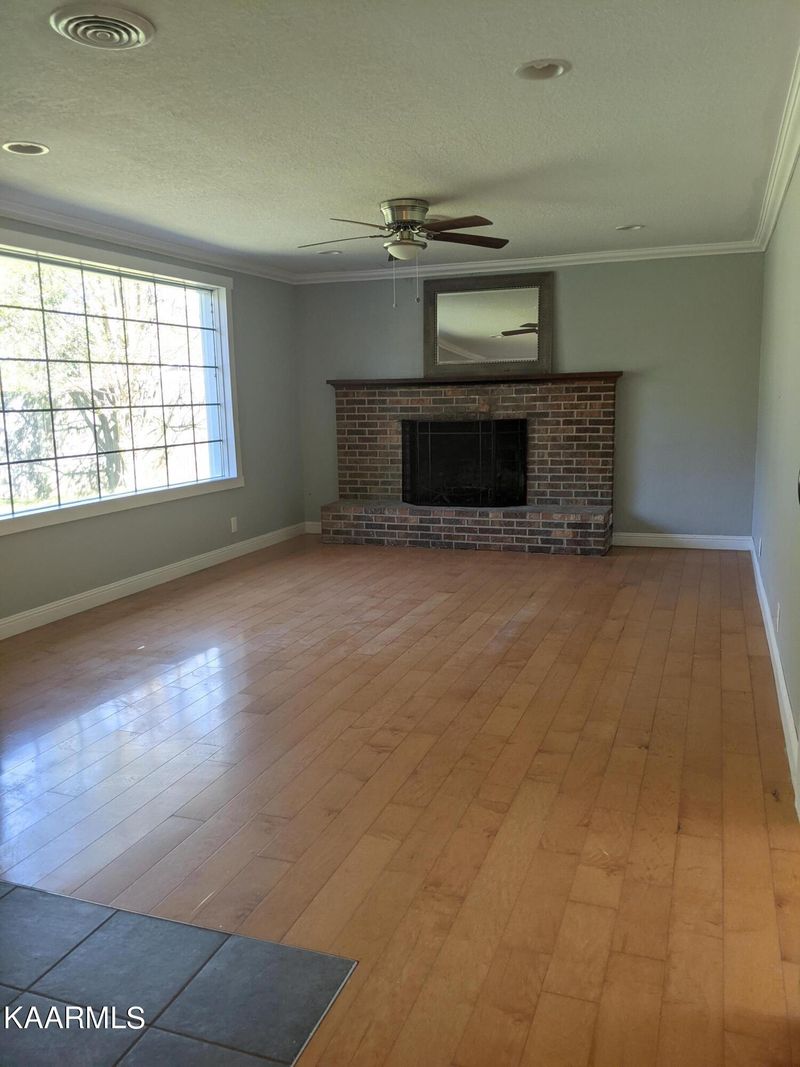 177 S Purdue Ave, Oak Ridge, TN 37830
