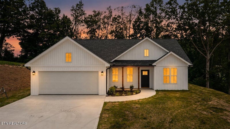 179 Storm Ln, Jacksboro, TN 37757