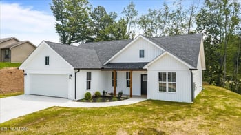 179 Storm Ln, Jacksboro, TN 37757