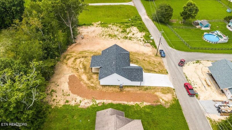 179 Storm Ln, Jacksboro, TN 37757