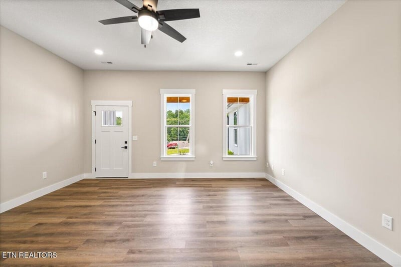 179 Storm Ln, Jacksboro, TN 37757